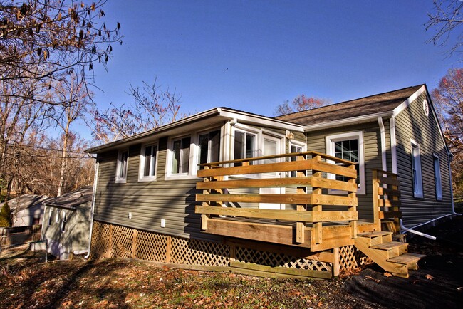 Building Photo - Remodeled home close to downtown