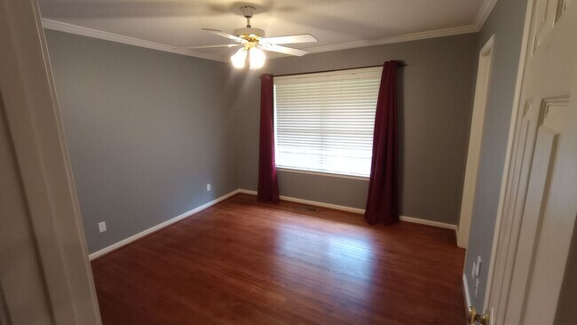 Building Photo - 4 bedroom 3 bath Home with Pickleball Cour...