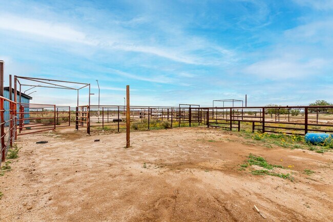 Building Photo - 1.25 Acre 5 Bedroom 3 Bathroom Horse Property in Florence!