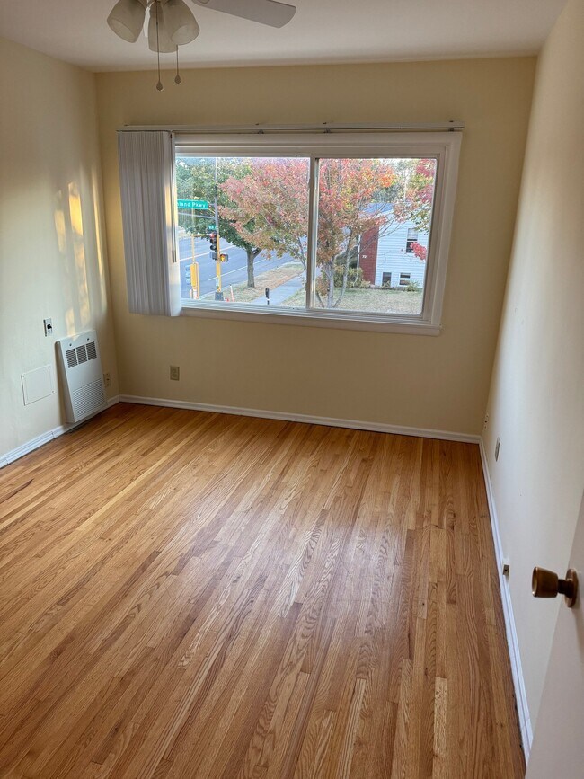 Building Photo - 1585 W Highland Pkwy