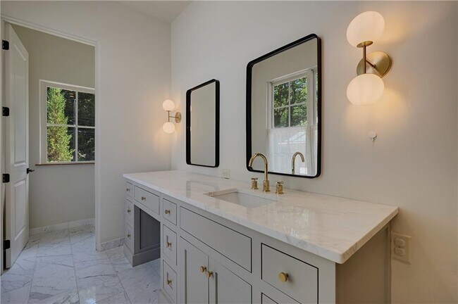 Building Photo - 3570 Knollwood Dr NW