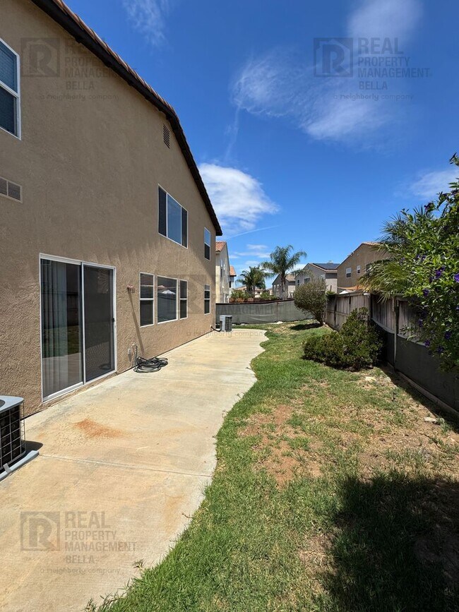 Building Photo - Ideal Layout! 4 Bedroom Home with Main Floor Bed/Bath & Open Loft