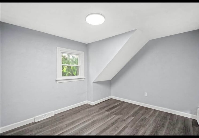 Building Photo - 716 5th Ave