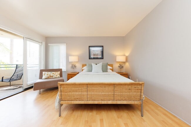 Building Photo - La Jolla Shores Living - Steps from the Be...
