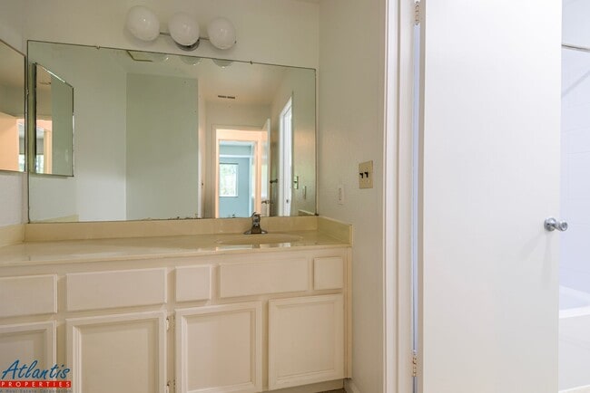 Building Photo - Beautiful Condo | Central A/C | Private Ba...