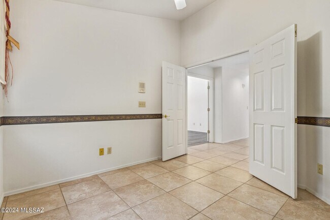 Building Photo - 638 S Sierra Nevada Dr