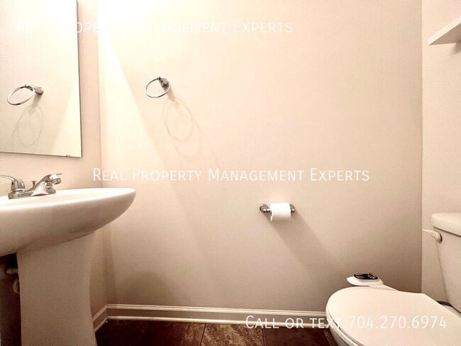 Building Photo - 1840 Juniper Dr