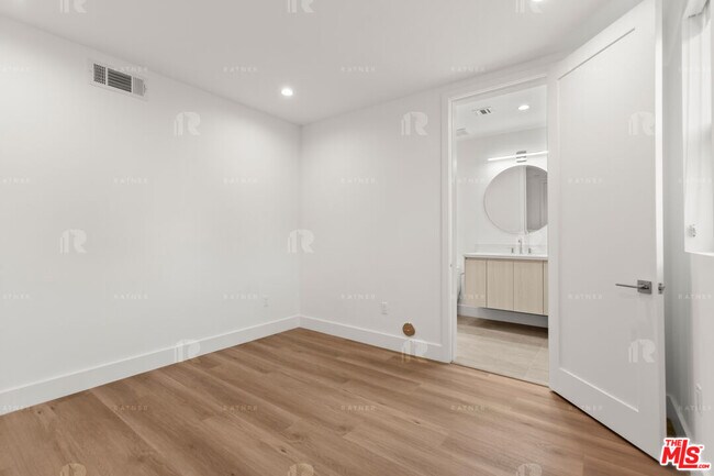 Building Photo - 1541 1/2 Hi Point St