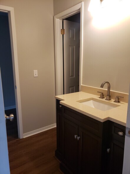 Building Photo - 413 Le Parc Cir