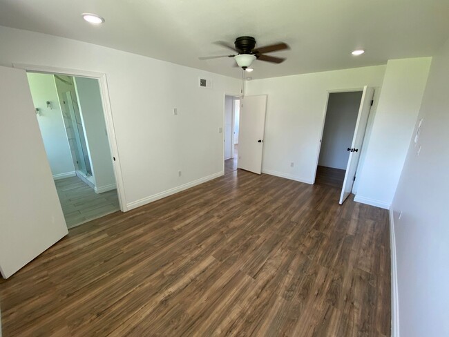 Building Photo - Spacious 2-Bed Townhome Near Everything Yo...