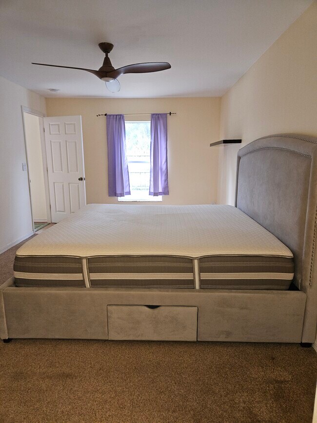 Master bedroom - 520 Benton Dr