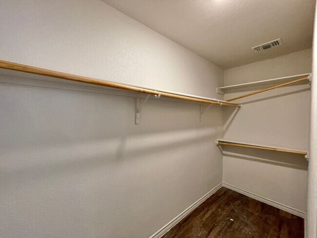 Building Photo - 1712 Clovis Dr