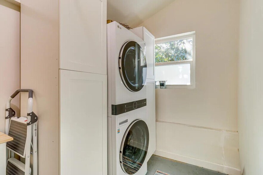 Building Photo - 2042 37th Ave