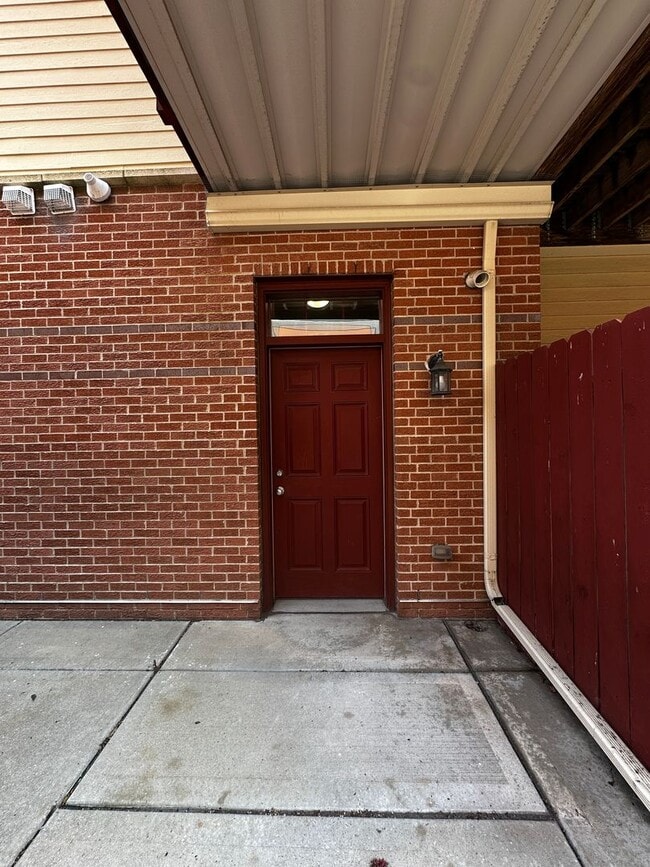 Building Photo - 1 Bedroom, GREAT location!!