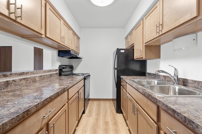Building Photo - Renovated Lower Studio Apartment Available at our Cedar View Apartments