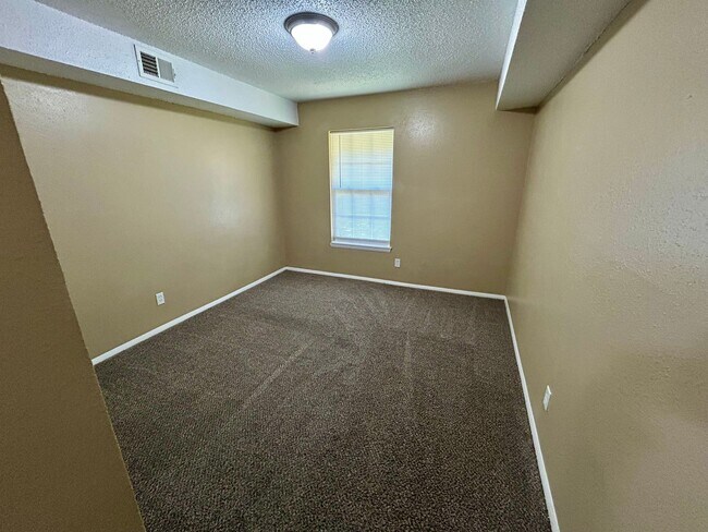 Building Photo - Spacious 2-Bedroom Apartment in a Quiet, Well-Maintained Community