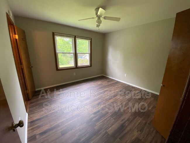 Building Photo - 2535 W Primrose Ln