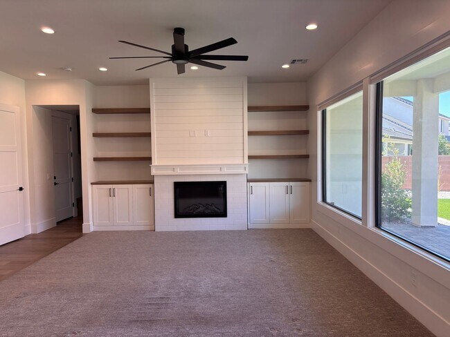 Building Photo - Beautiful 5 bed | 4 Bath | 3 Car Garage