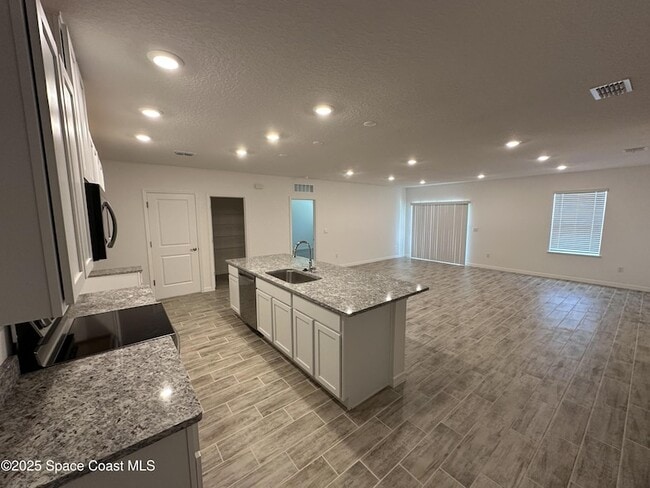 Building Photo - 2154 Ramsdale Dr SE
