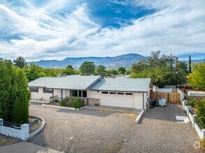 Building Photo - Wonderful Home 3 bed 1 bath with a Great Yard