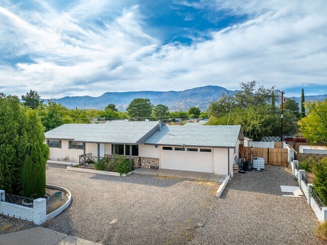 Primary Photo - Wonderful Home 3 bed 1 bath with a Great Yard