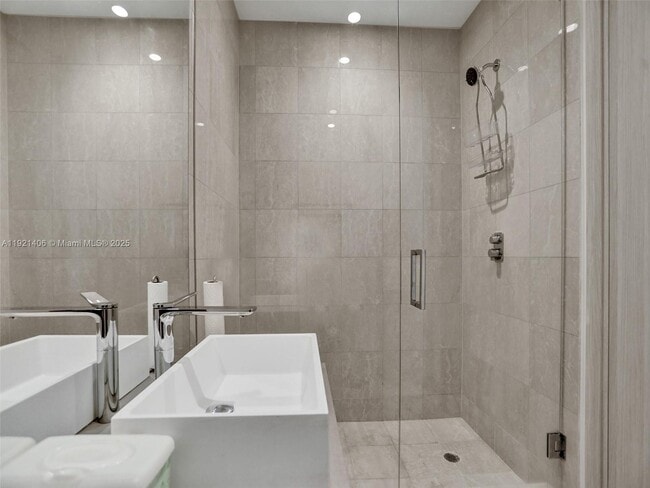 Building Photo - 1000 Brickell Plaza