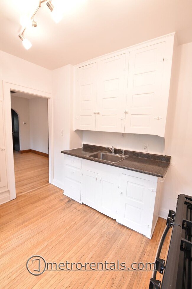 Building Photo - 2832-2834 Indianola Avenue