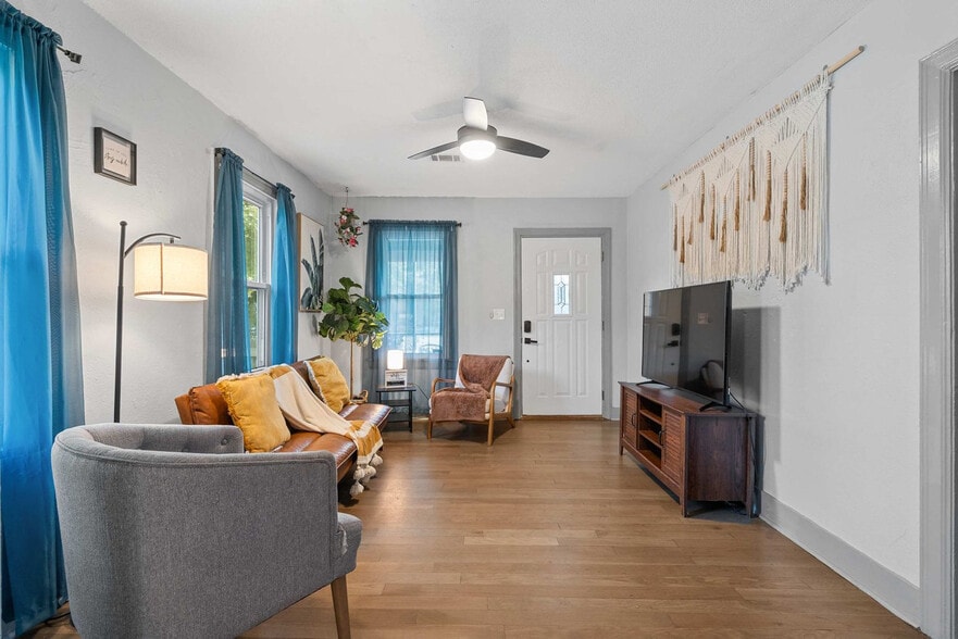 Building Photo - 2 Mead Dr