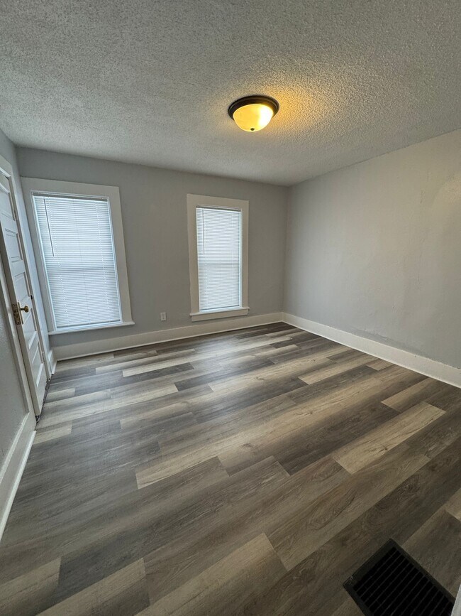 Building Photo - 2214 Kemble Ave