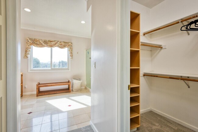 Building Photo - Wine Country Living! Spacious 4 bedroom 2....