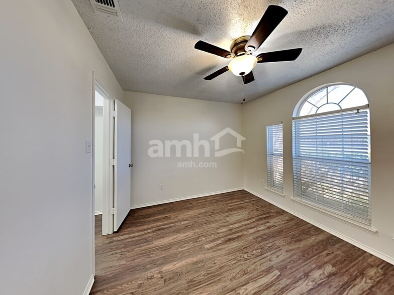 Building Photo - 225 Willow Creek Dr