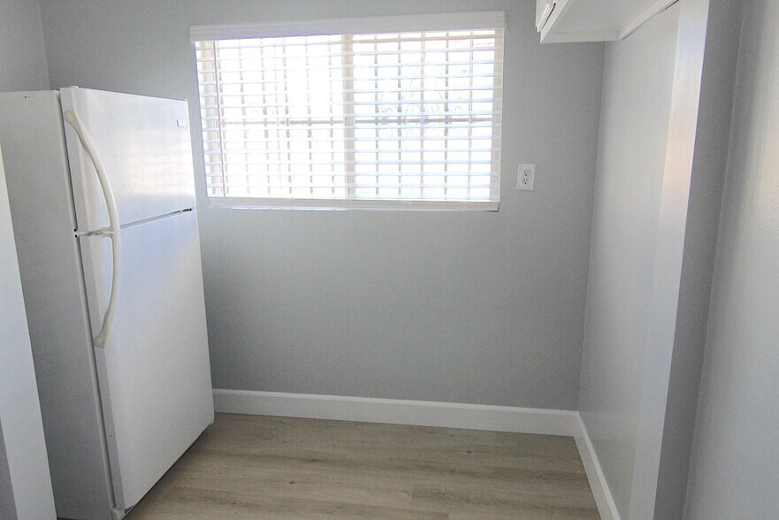 Building Photo - 3345 Del Mar Ave