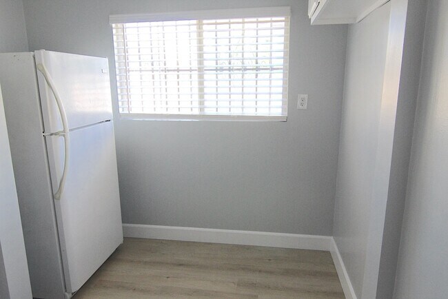 Building Photo - 3345 Del Mar Ave