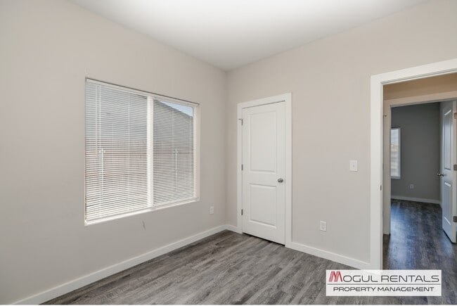 Building Photo - 604 E Martens Ct