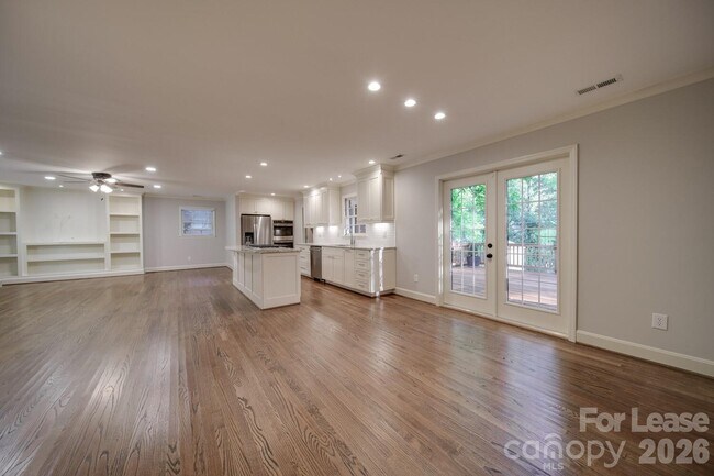 Building Photo - 6700 Castlegate Dr