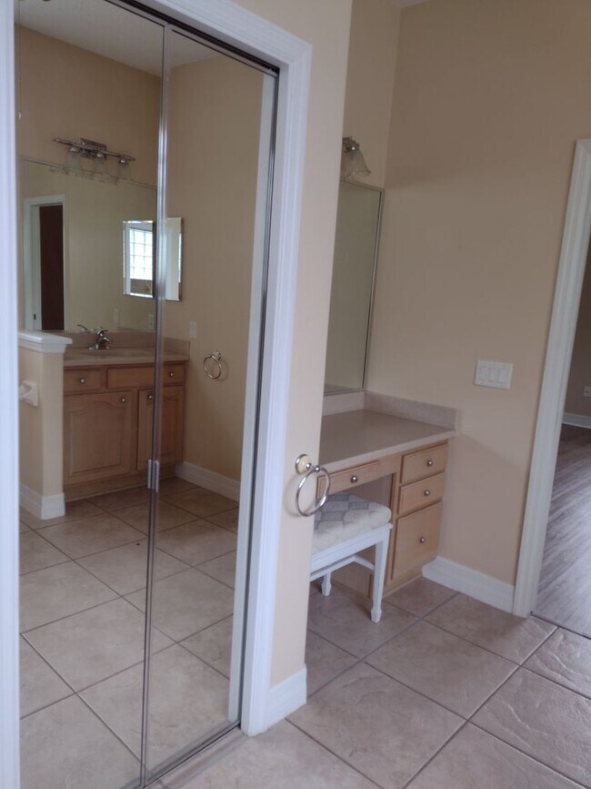 Building Photo - 592 Dowling Cir