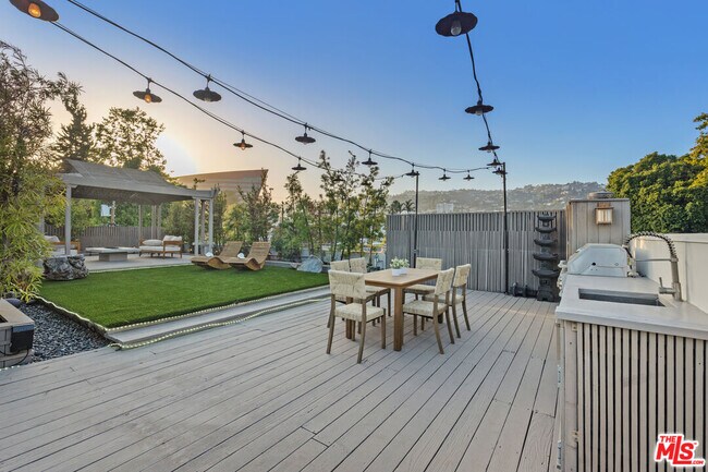 Building Photo - 613 Westmount Dr