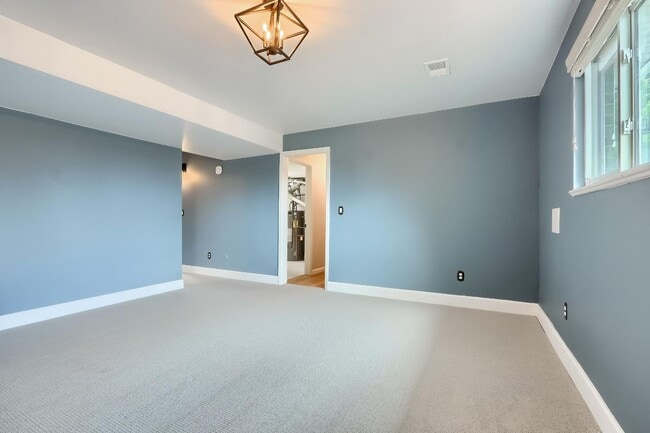 Building Photo - 4 BED 3 BATH HOUSE NEAR CREAK PARK!!!