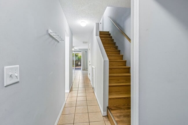 Building Photo - Adorable Beach Townhouse Close to Downtown