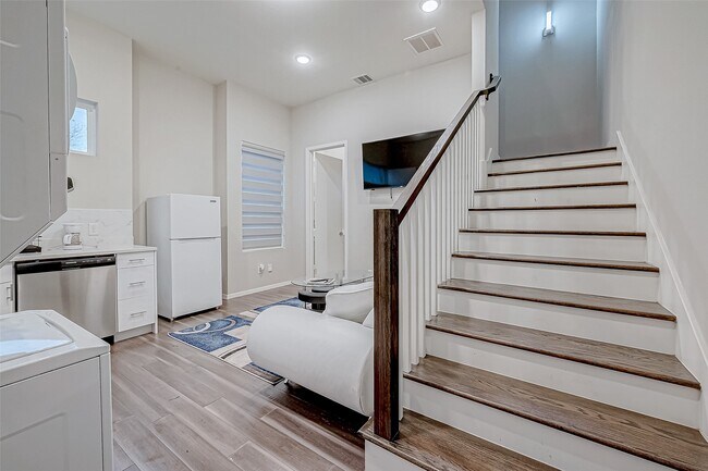 Building Photo - 5722 Cullen Blvd