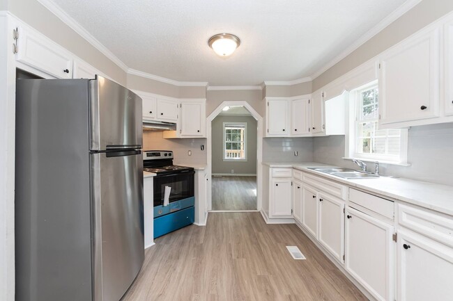 Building Photo - Two Bedroom Home!