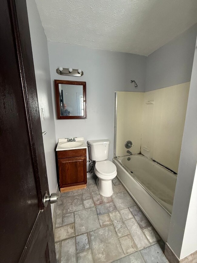 Building Photo - Lee/Harvard 4 bedroom Single