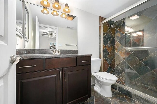 Building Photo - 524 W 10th St