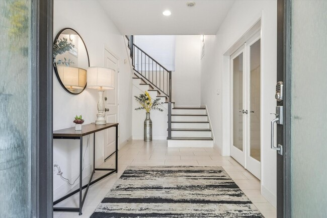 Building Photo - 902 Roy St