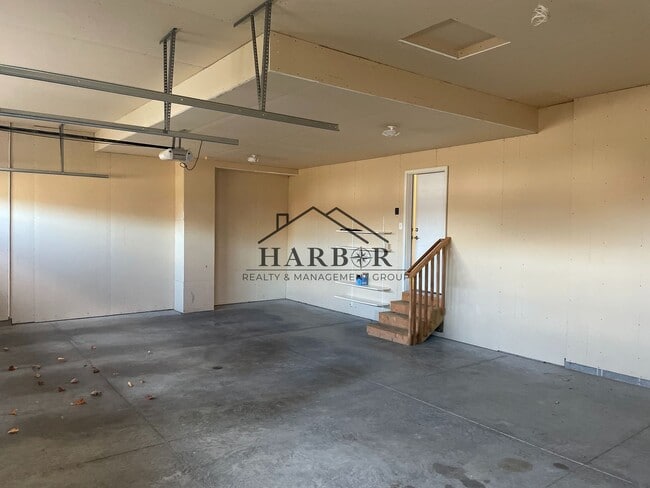 Building Photo - 2049 Kerry Dr NE