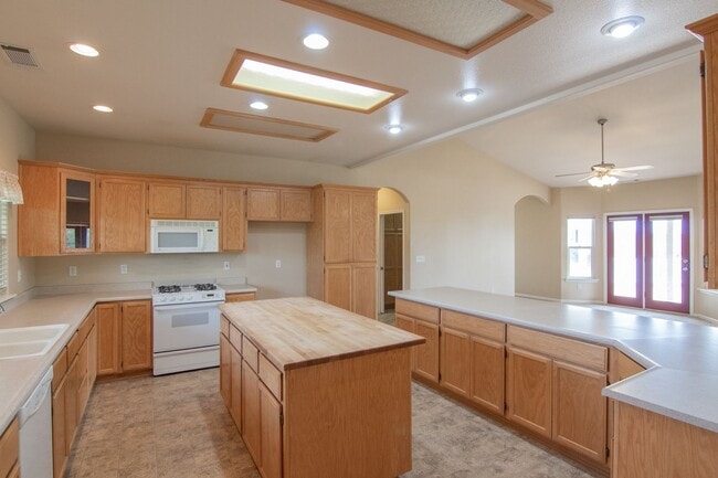 Building Photo - Country Home for Rent on Acreage | 3.5 Acres, 3 Car Garage, Deck, Pet Friendly