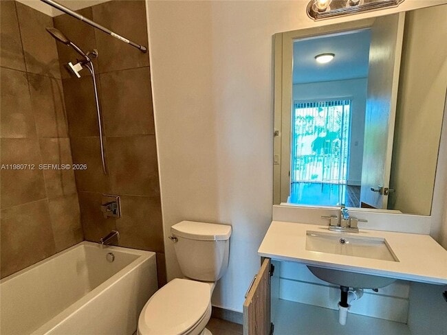 Building Photo - 440 NE 35th Ct