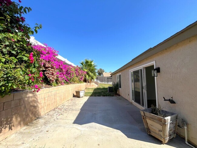 Building Photo - 3 bed, 2 bath located in Riverside!
