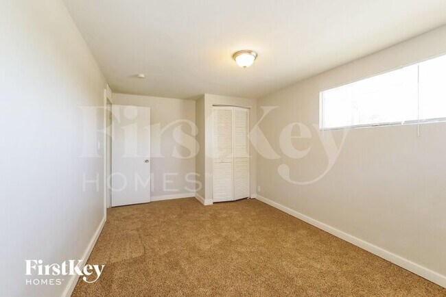 Building Photo - 2238 E Paradise Ln