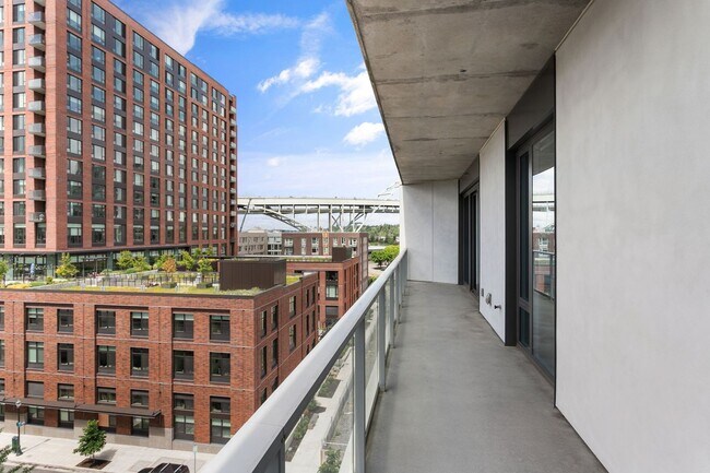 Building Photo - The Vista - 2 bed/2.5 bath Pearl District Condo w/parking/storage/concierge/most utilities/amenities